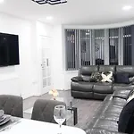 Tatil Evi Entire 3-bed House Sleeps 5 W Parking *