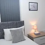 Entire 3-bed House Sleeps 5 W Parking Tatil Evi Manchester