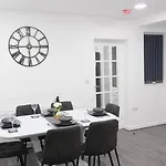Entire 3-bed House Sleeps 5 W Parking Tatil Evi