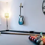 Large 5bdr House By Vista Short Lets & Serviced Salford With Pool Table, Ps4 & Private Parking *