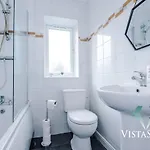 Large 5bdr House By Vista Short Lets & Serviced Salford With Pool Table, Ps4 & Private Parking 別荘
