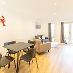 Stunning Modern 3 Bedroom Townhouse - Perfect Getaway Tatil Evi