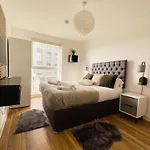 Apartment Manchester's Luxurious 2-bed Haven With Balcony - Canal Views & Proximity To United *