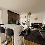 Manchester's Luxurious 2-bed Haven With Balcony - Canal Views & Proximity To United Apartment Manchester