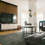 Manchester's Luxurious 2-bed Haven With Balcony - Canal Views & Proximity To United Apartment