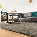 Manchester's Luxurious 2-bed Haven With Balcony - Canal Views & Proximity To United Apartment