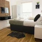Manchester's Luxurious 2-bed Haven With Balcony - Canal Views & Proximity To United Apartment