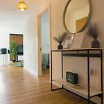 Manchester's Luxurious 2-bed Haven With Balcony - Canal Views & Proximity To United Apartment *