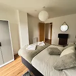 Manchester's Luxurious 2-bed Haven With Balcony - Canal Views & Proximity To United Apartment Manchester