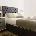 Apartment Manchester's Luxurious 2-bed Haven With Balcony - Canal Views & Proximity To United Manchester