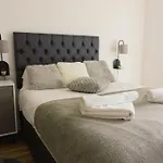 Apartment Manchester's Luxurious 2-bed Haven With Balcony - Canal Views & Proximity To United