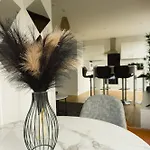 Manchester's Luxurious 2-bed Haven With Balcony - Canal Views & Proximity To United * Manchester