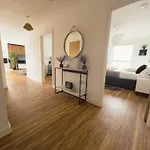 Manchester's Luxurious 2-bed Haven With Balcony - Canal Views & Proximity To United Apartment *