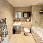 Apartment Manchester's Luxurious 2-bed Haven With Balcony - Canal Views & Proximity To United *