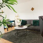 Manchester's Luxurious 2-bed Haven With Balcony - Canal Views & Proximity To United Manchester