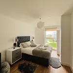 Manchester's Luxurious 2-bed Haven With Balcony - Canal Views & Proximity To United