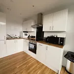 Apartment Manchester's Luxurious 2-bed Haven With Balcony - Canal Views & Proximity To United