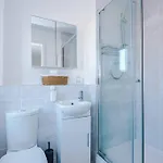 Sleeps 7, Stunning Home, Free Parking, Perfect For Groups, Long Term Disc * Manchester
