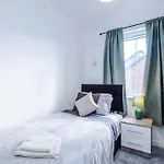 Sleeps 7, Stunning Home, Free Parking, Perfect For Groups, Long Term Disc