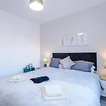 Sleeps 7, Stunning Home, Free Parking, Perfect For Groups, Long Term Disc Daire