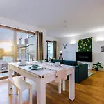 Daire Sleeps 8, Duplex Apartment, Pool Table, Balcony X2, Long Term Disc, Perfect For Groups