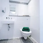 Daire Sleeps 8, Duplex Apartment, Pool Table, Balcony X2, Long Term Disc, Perfect For Groups Manchester