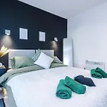 Sleeps 8, Duplex Apartment, Pool Table, Balcony X2, Long Term Disc, Perfect For Groups Daire