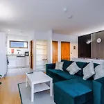 Daire Sleeps 8, Duplex Apartment, Pool Table, Balcony X2, Long Term Disc, Perfect For Groups