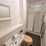 3 Bed Free Parking Near Centre Daire *