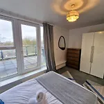 3 Bed Free Parking Near Centre