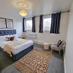 3 Bed Free Parking Near Centre *