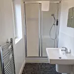 3 Bed Free Parking Near Centre