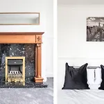 5-bedroom In Trendy Dibsbury Area With Parking Tatil Evi Manchester