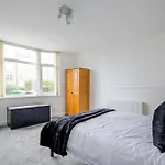 5-bedroom In Trendy Dibsbury Area With Parking Tatil Evi Manchester