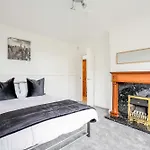 5-bedroom In Trendy Dibsbury Area With Parking Tatil Evi