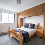 5-bedroom In Trendy Dibsbury Area With Parking