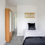 5-bedroom In Trendy Dibsbury Area With Parking Tatil Evi