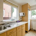 5-bedroom In Trendy Dibsbury Area With Parking Tatil Evi Manchester
