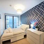 Daire Cozy 1-bed Escape Close To Arndale, Spinningfields, Old Trafford, Etihad & Mediacityuk, Sleeps 4, Netflix, Gym, Nespresso, Balcony, Perfect For Work, Leisure Long & Short Stays!