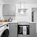 Hébergement de vacances Lovely 3bedroom House, 7mins Drive To Center, Etihad Stadium & Coop Live Arena *