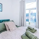 Free Park, Sleeps 8, Stunning In Salford, Long Term Disc, Perfect For Groups Манчестер