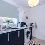 Free Park, Sleeps 8, Stunning In Salford, Long Term Disc, Perfect For Groups Апартаменты