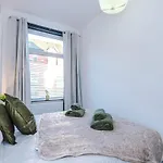 Free Park, Sleeps 8, Stunning In Salford, Long Term Disc, Perfect For Groups Манчестер