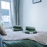Free Park, Sleeps 8, Stunning In Salford, Long Term Disc, Perfect For Groups Манчестер