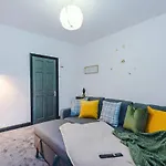 Free Park, Sleeps 8, Stunning In Salford, Long Term Disc, Perfect For Groups Апартаменты Манчестер