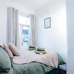 Free Park, Sleeps 8, Stunning In Salford, Long Term Disc, Perfect For Groups