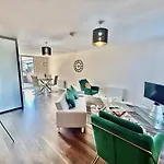 Daire Cute 3 Bedroom House Near Etihad Stadium And Coop Arena With Parking *
