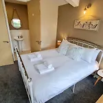 Cute 3 Bedroom House Near Etihad Stadium And Coop Arena With Parking Daire *