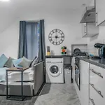 Cosy By Kammili - With Free Parking, Near Centre Apartment *
