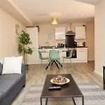 Deluxe And Cozy Two Bedroom With 1 Bathroom And Open Balcony Apartment *